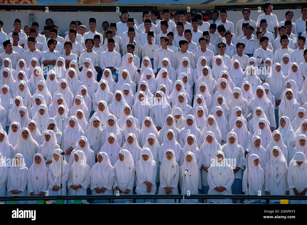 Brunei Darussalam. Bandar seri Begawan. Feste nazionali. Donne e uomini in abiti islamici bianchi tradizionali. Foto Stock