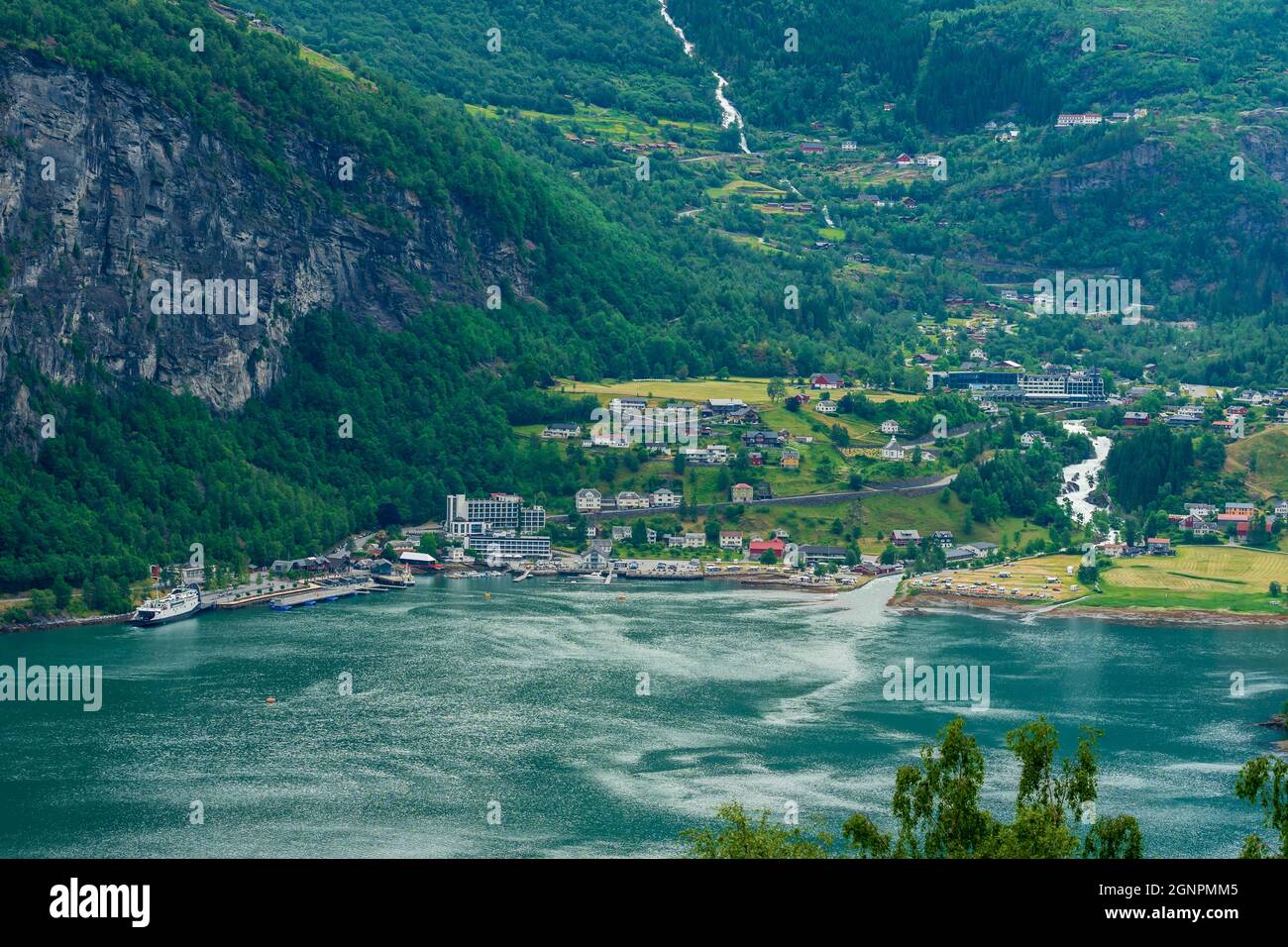 GEIRANGER, NORVEGIA - 2020 GIUGNO 21. Vista sul villaggio di Geiranger Foto Stock