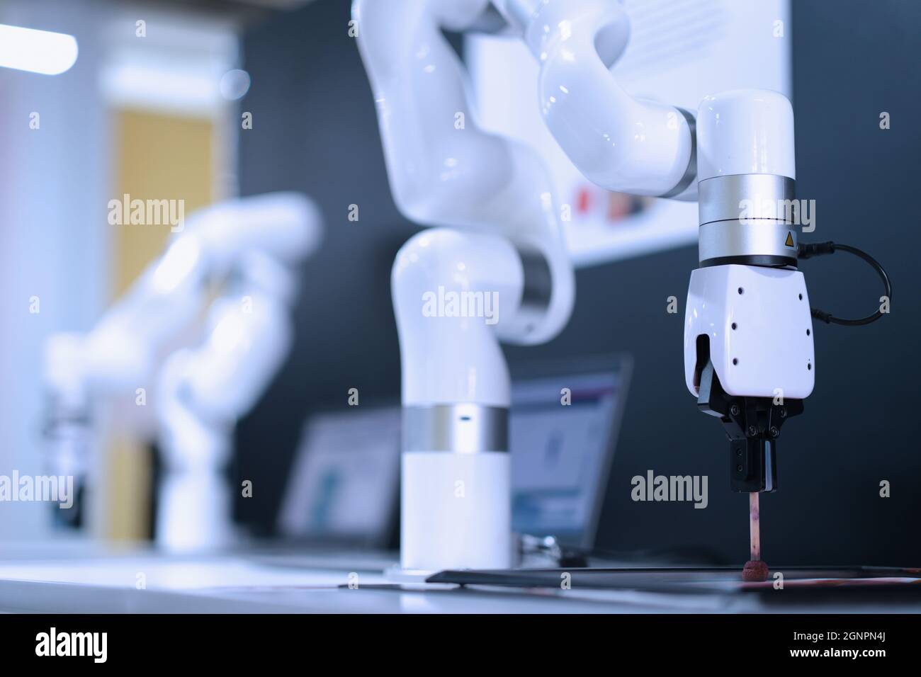 Manipolatore robot su tavolo in laboratorio di prove tecniche industriali primo piano Foto Stock