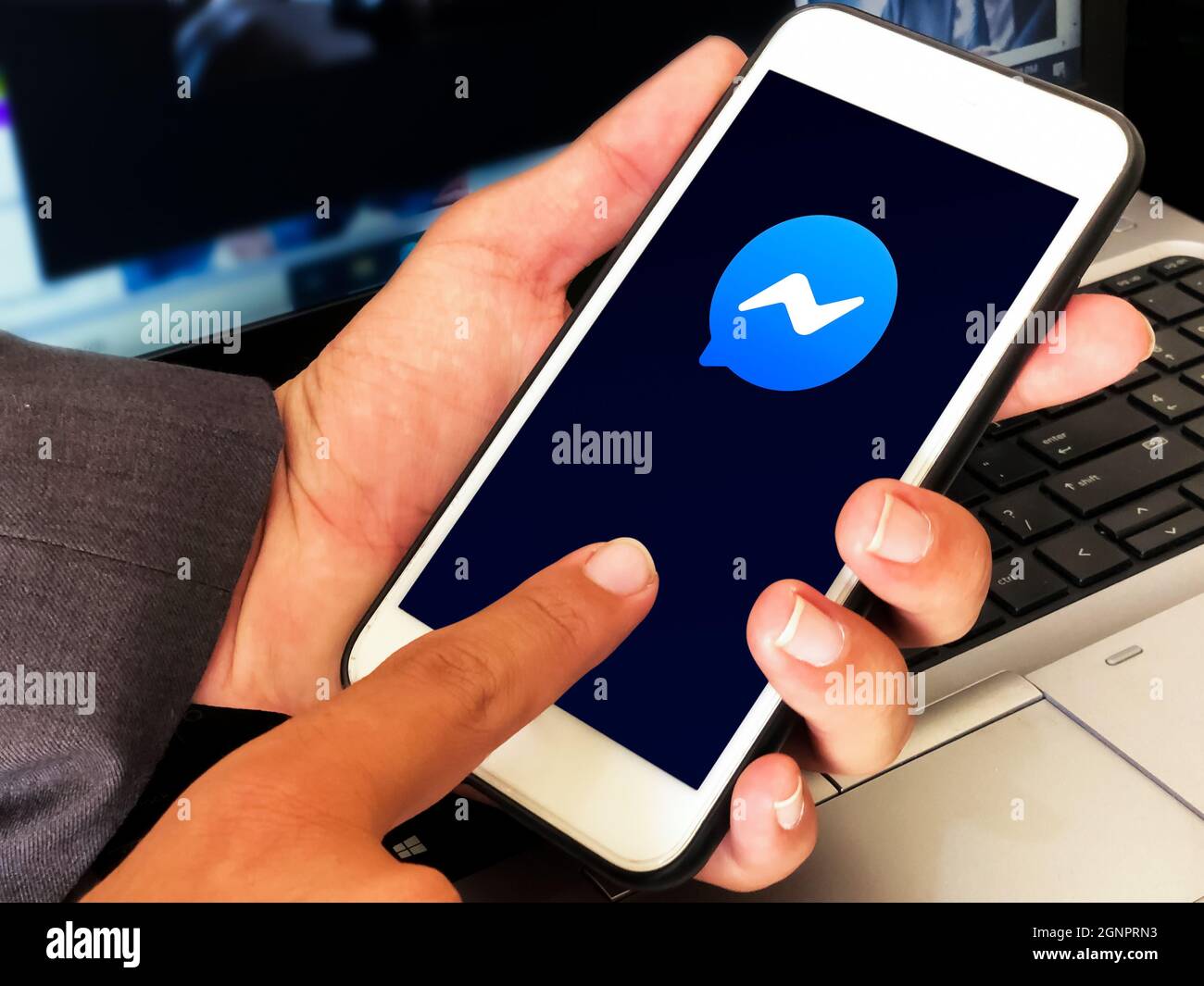 9.20.2021. California, Stati Uniti. Applicazione mobile di messaggistica sullo schermo dello smartphone con l'icona Big Messenger. Sfondo editoriale moderno per i social media Foto Stock