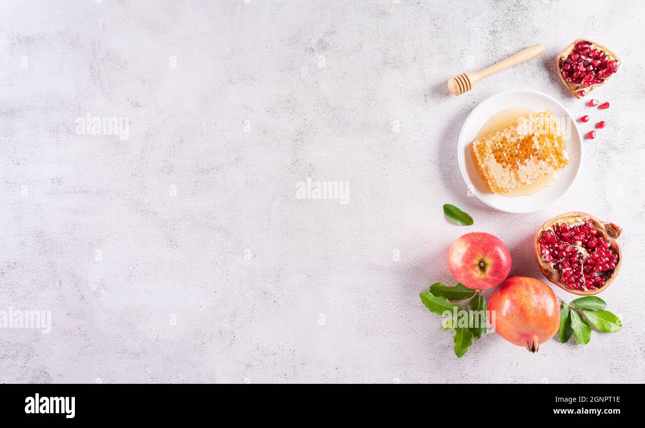 Rosh hashanah (festa ebraica di Capodanno), concetto di simboli tradizionali o religiosi su sfondo di pietra. Foto Stock