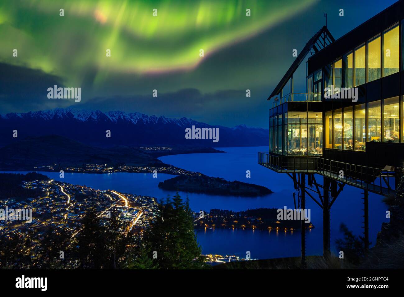 Queenstown skyline della città di notte lago Wakatipu South Island Nuova Zelanda Foto Stock