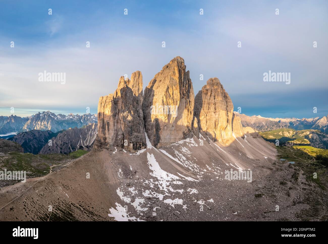 Veduta aerea delle tre Cime di Lavaredo all'alba. Misurina, Auronzo di Cadore, provincia di Belluno, Veneto, Italia, Europa. Foto Stock