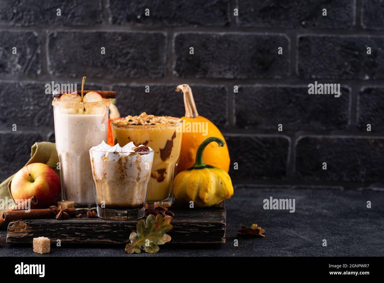 Set di frullato autunnale con zucca, mela e pecan Foto Stock