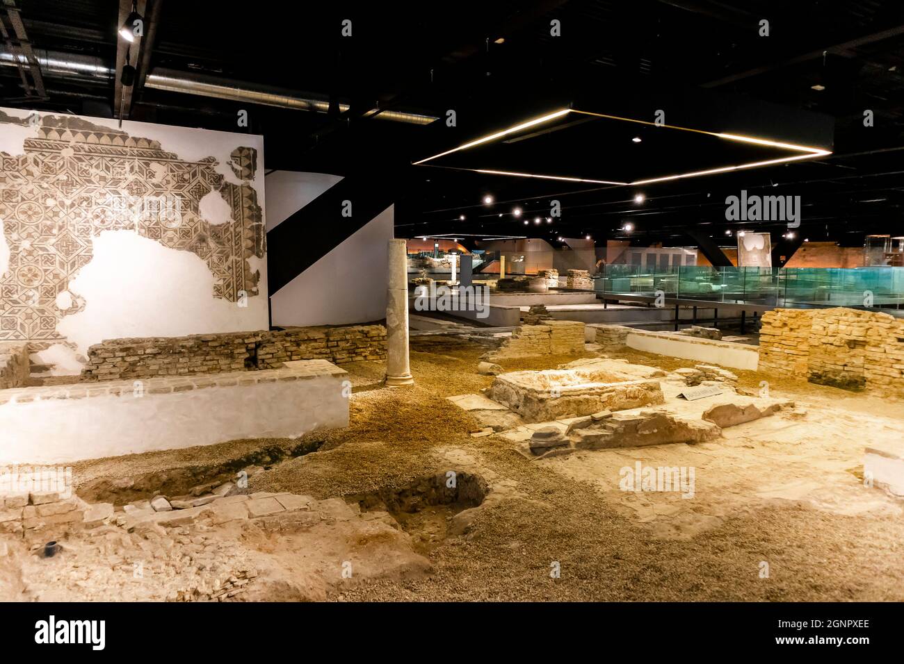 Rovine di insediamento romano nel museo Antiquarium a Siviglia, Andalusia, Spagna Foto Stock