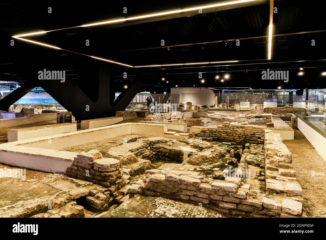 Rovine di insediamento romano nel museo Antiquarium a Siviglia, Andalusia, Spagna Foto Stock