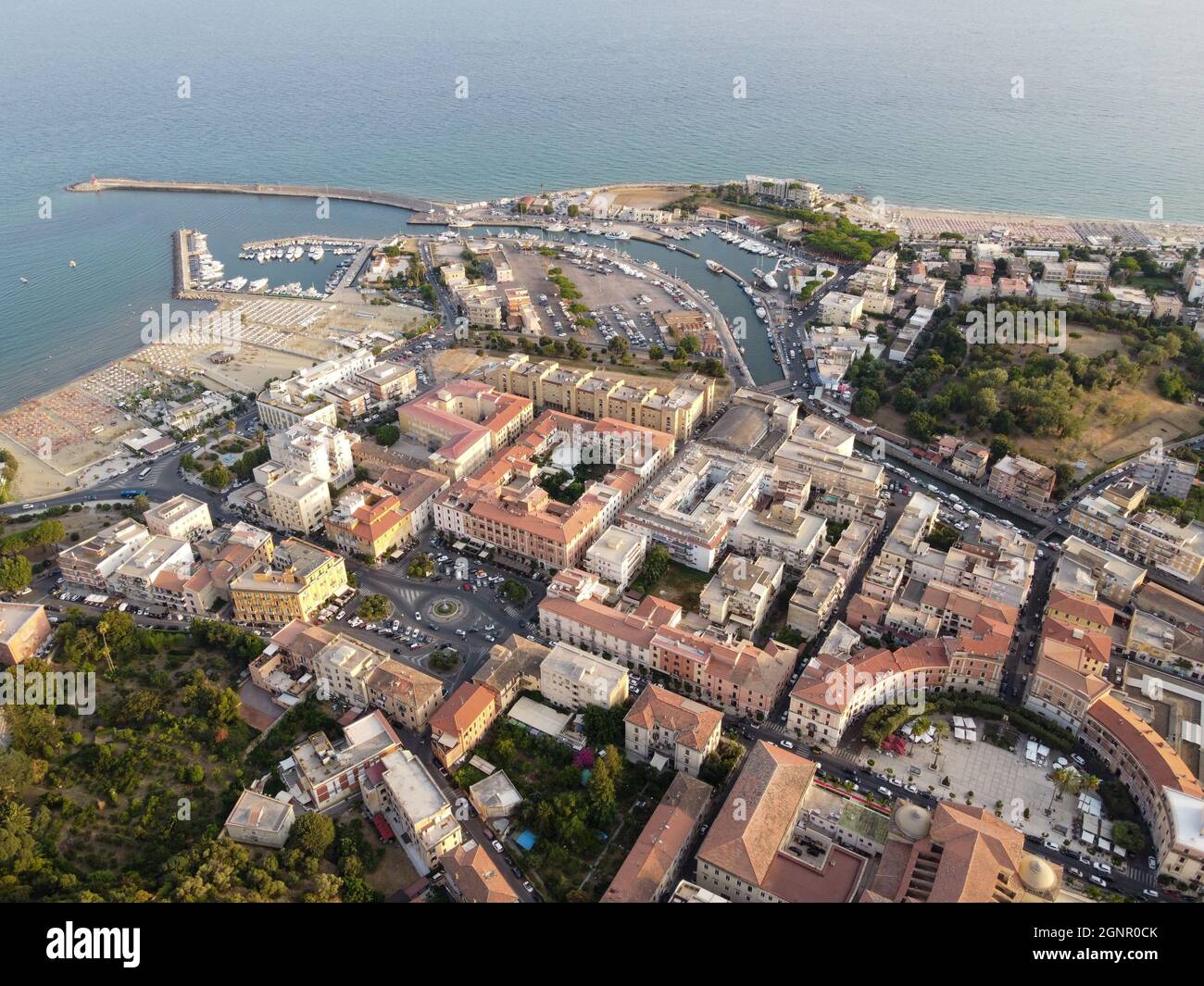 Vista aerea su Terracina, montagne e baia del Mar Tirreno, antica città italiana in provincia di Latina al tramonto Foto Stock
