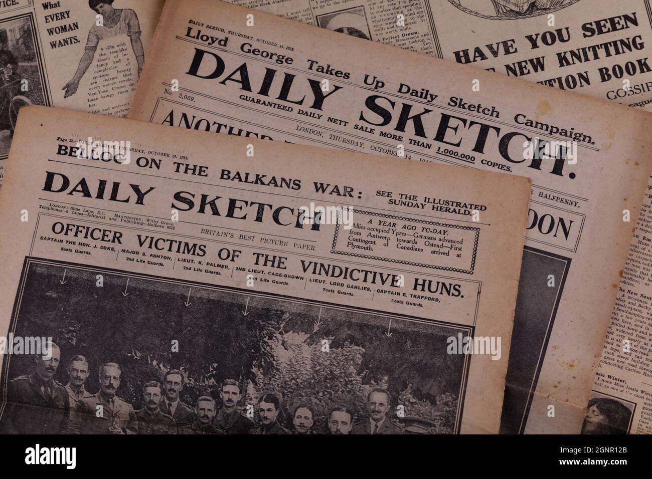13 settembre 2021: Gaziantep, Turchia. Vecchie copie del quotidiano British  Daily Sketch del 1915. The Daily Sketch è stato un giornale nazionale  britannico tabloid, che è stato fondato a Manchester nel 1909.