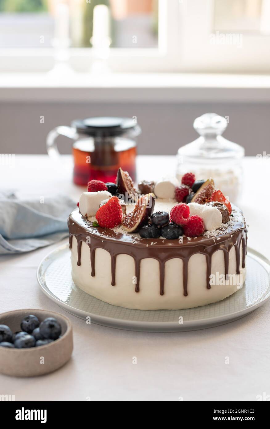 torta bianca con bacche, marshmallows e gocce di cioccolato Foto Stock