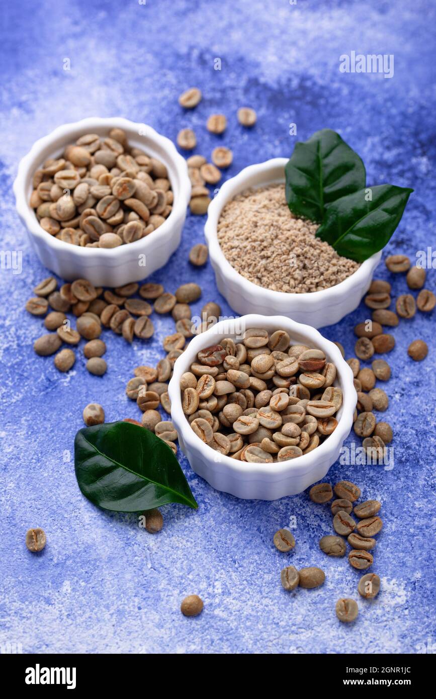 Chicchi di caffè verdi biologici freschi. Foto Stock