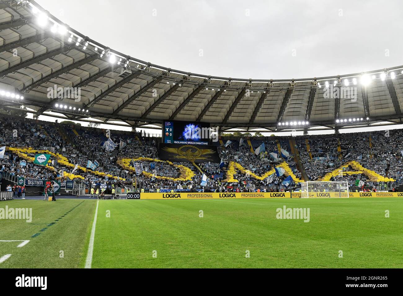 Roma, Italia. 26 settembre 2021. Coreografia laziale durante la Serie Una partita di calcio tra SS Lazio e AS Roma calciò allo stadio Olimpico di Roma, 26 settembre 2021. Foto Antonietta Baldassarre/Insidefoto Credit: Ininsidefoto srl/Alamy Live News Foto Stock
