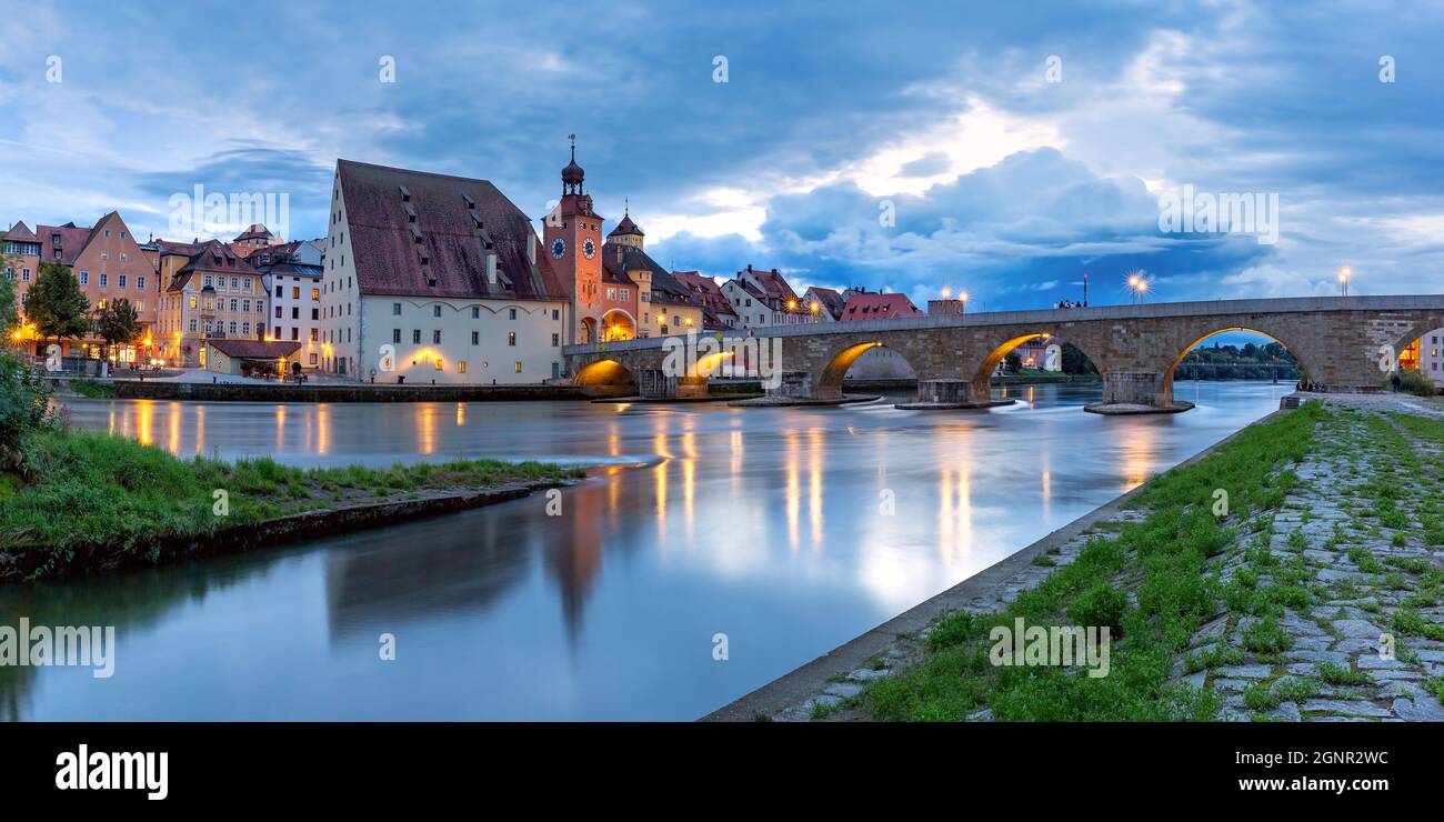 Night Stone Bridge e la città vecchia di Regensburg, Baviera orientale, Germania Foto Stock