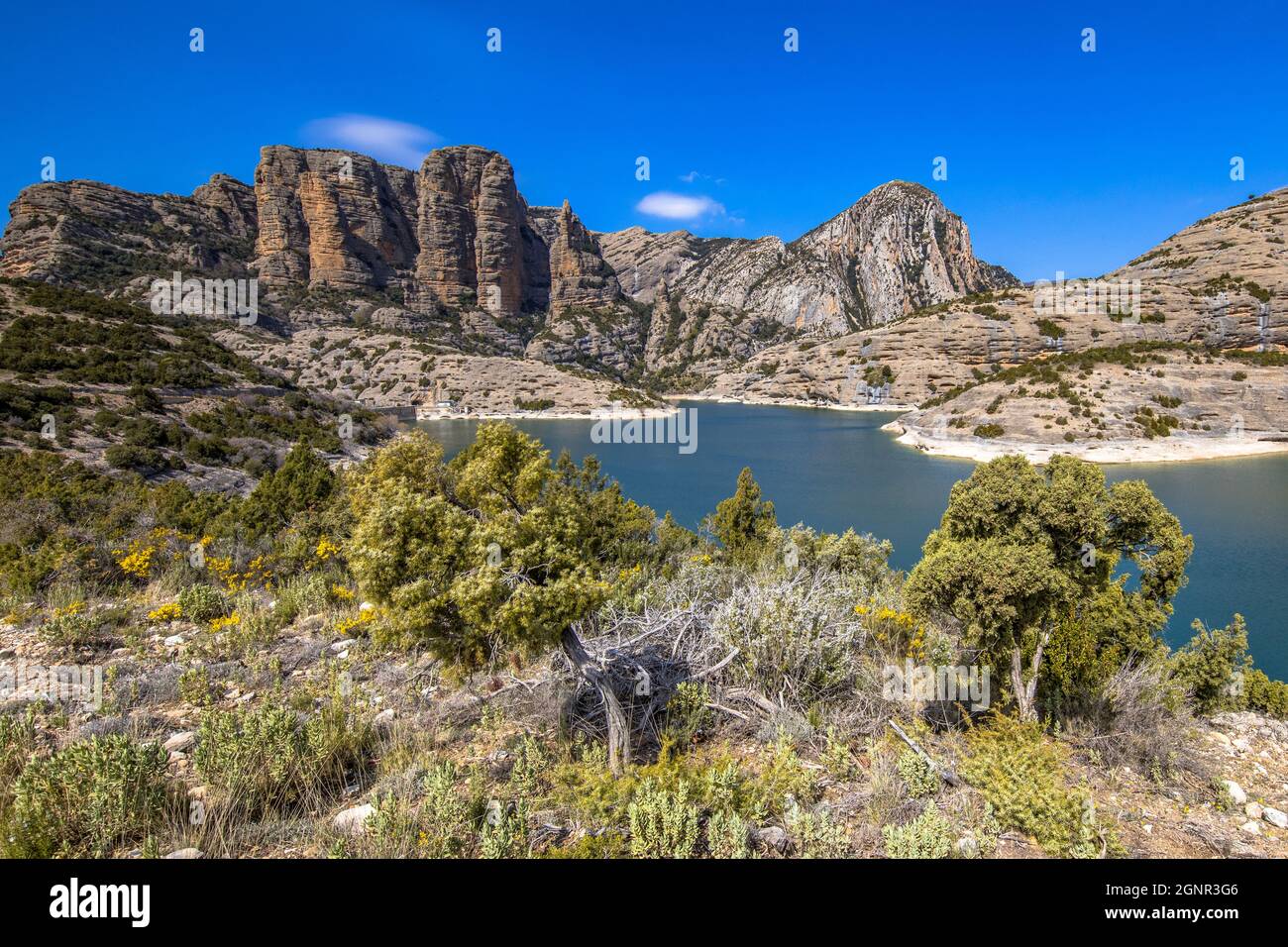 Vista dei clifs al serbatoio di Embalse de Vadiello nei Pirenei spagnoli vicino a Huesca, Spagna Foto Stock