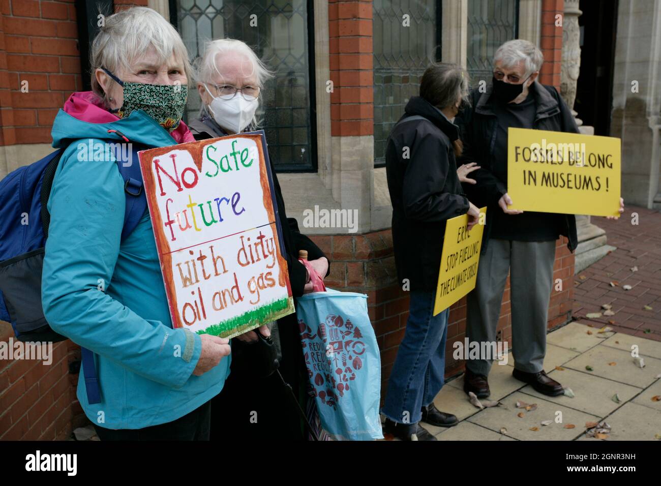 Beverley, Regno Unito. 27 Sep 2021. I manifestanti arrabbiati si riuniscono al di fuori degli uffici del consiglio dello Yorkshire sulla proposta di applicazione di pianificazione da parte di Rathlin Energy (UK) Ltd per la produzione di petrolio a lungo termine e sei nuovi pozzi a West Newton nella East Riding dello Yorkshire. Credit: Barry Anson/Alamy Live News Foto Stock