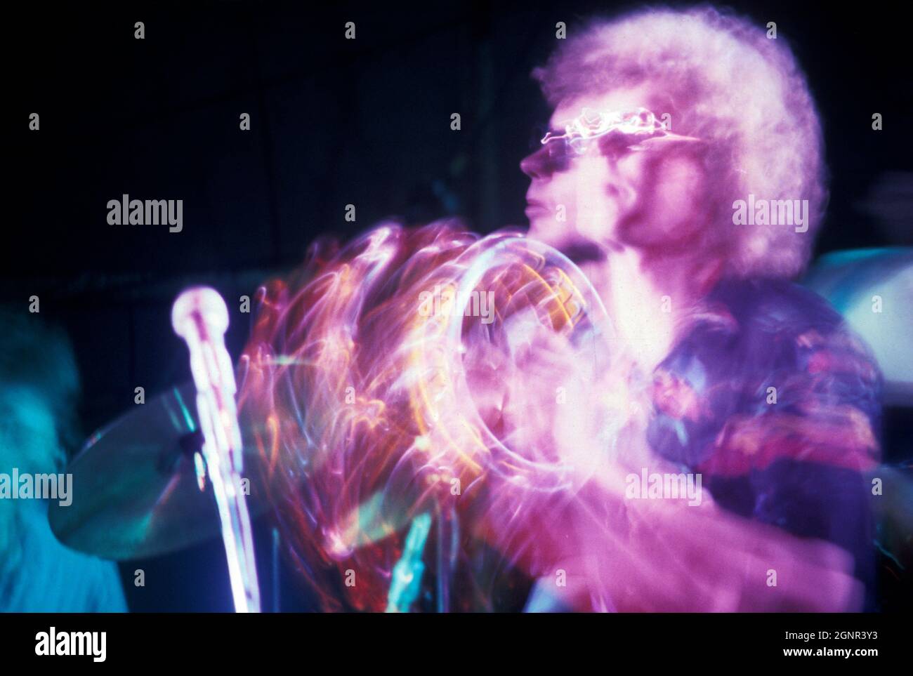 Il musicista danze con il tamburello in un blurr di movimento e di rhythmn Foto Stock