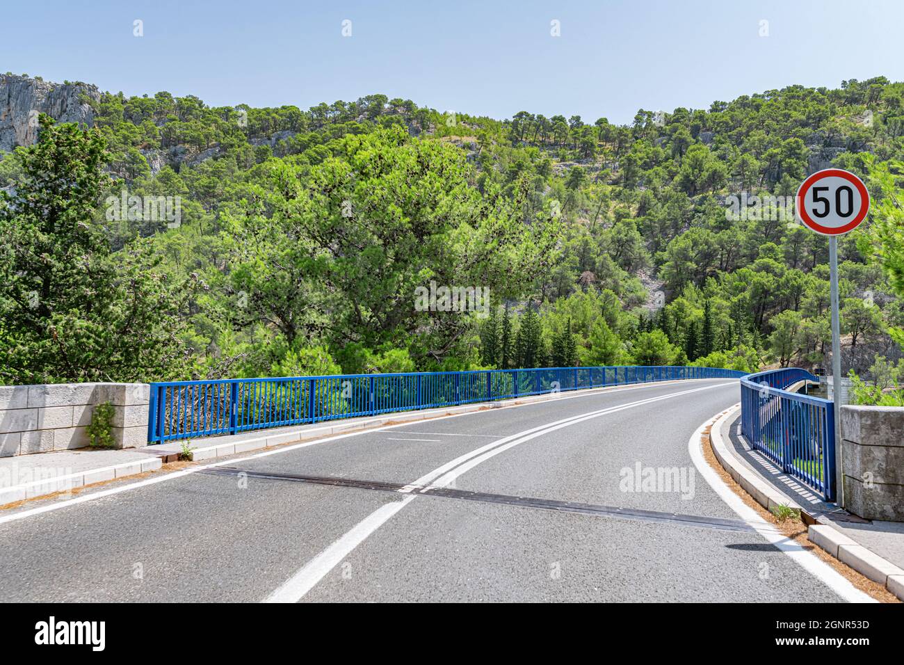 Ponte autostradale sulla strada. Foto Stock