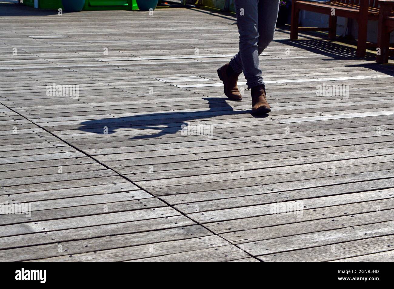 BANGOR. GWYNEDD. Galles. 06-26-21. Il molo, stivali Chelsea marrone. Foto Stock