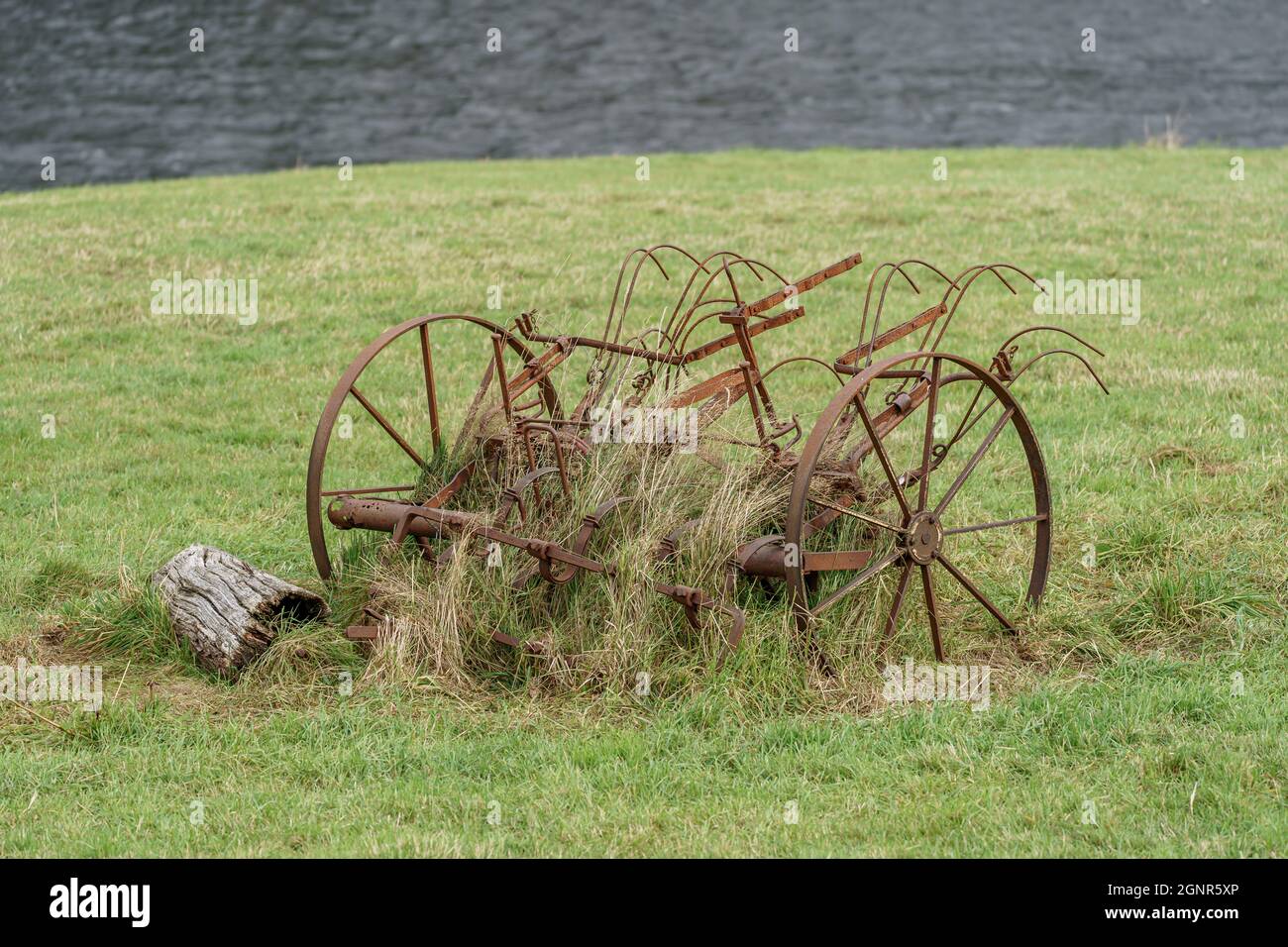 ÅNA-SIRA, NORVEGIA - SETTEMBRE 08. Antico tosaerba da fieno agricolo vintage attrezzature agricole in campo grande. Foto Stock