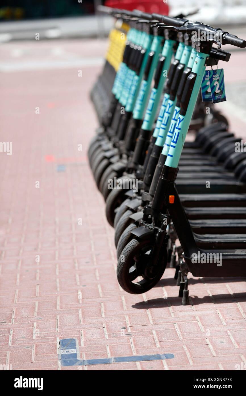 Pronto a partire, scooter elettrico a spinta a noleggio. Dubai. Emirati Arabi Uniti. Foto Stock