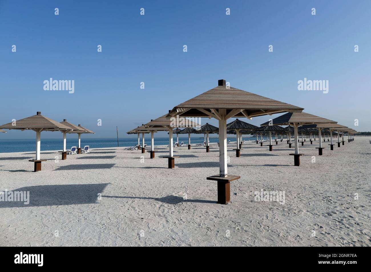 Al Hamra Beach sul Golfo Arabo a Ras al Khaimah. Ombrelloni. Emirati Arabi Uniti. Foto Stock