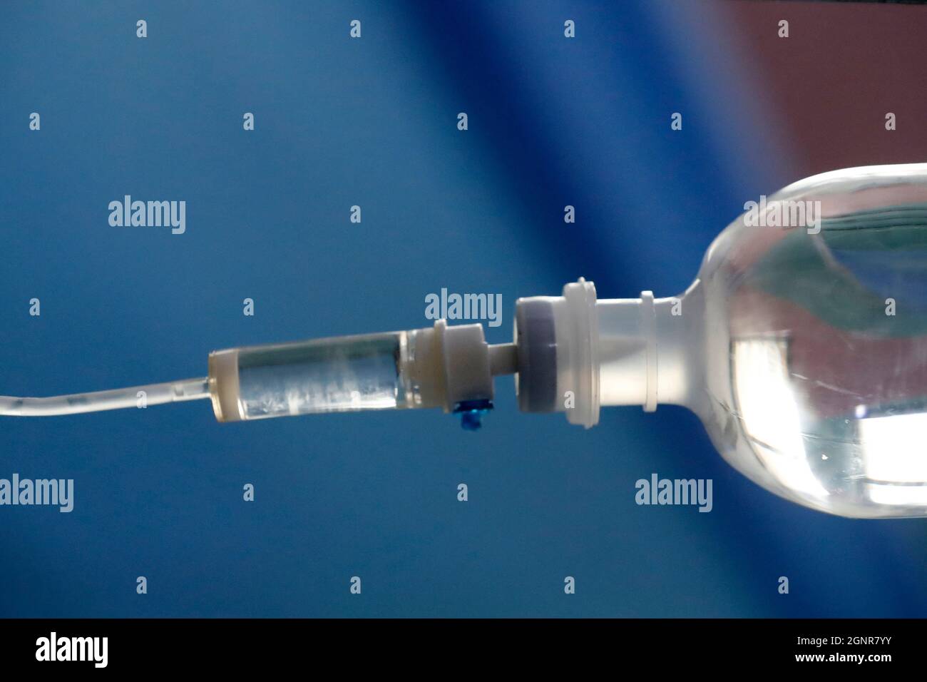 Ospedale africano. Reparto pediatrico. Camera di gocciolamento e gocciolamento, primo piano. Gocciolamento endovenoso. Benin. Foto Stock