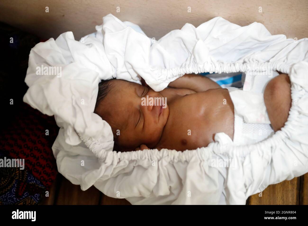 Ospedale africano. Reparto di maternità. Neonato prematuro. Benin. Foto Stock