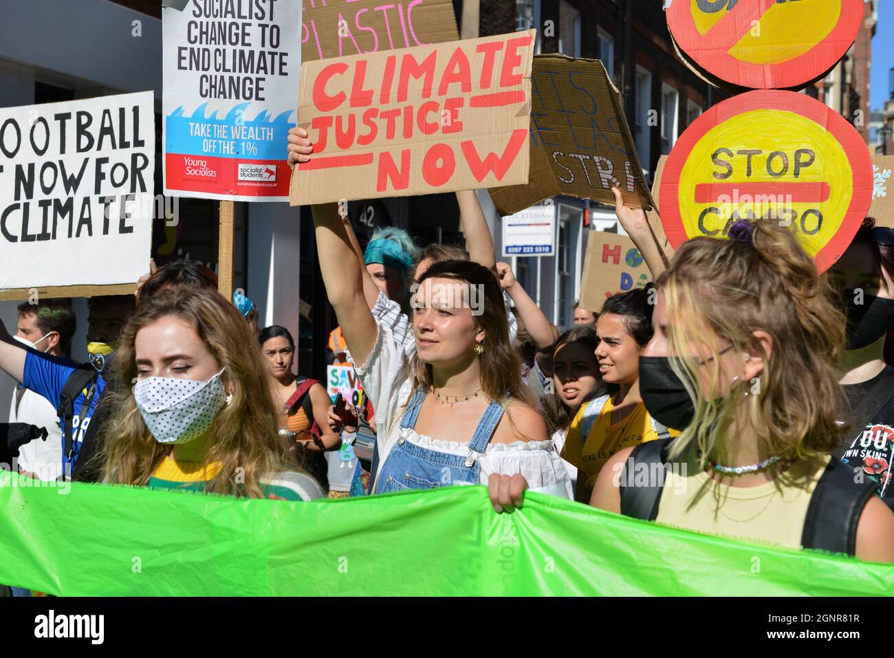 I manifestanti hanno cartelloni che esprimono la loro opinione durante lo sciopero Globale sul clima a Londra, Regno Unito Foto Stock