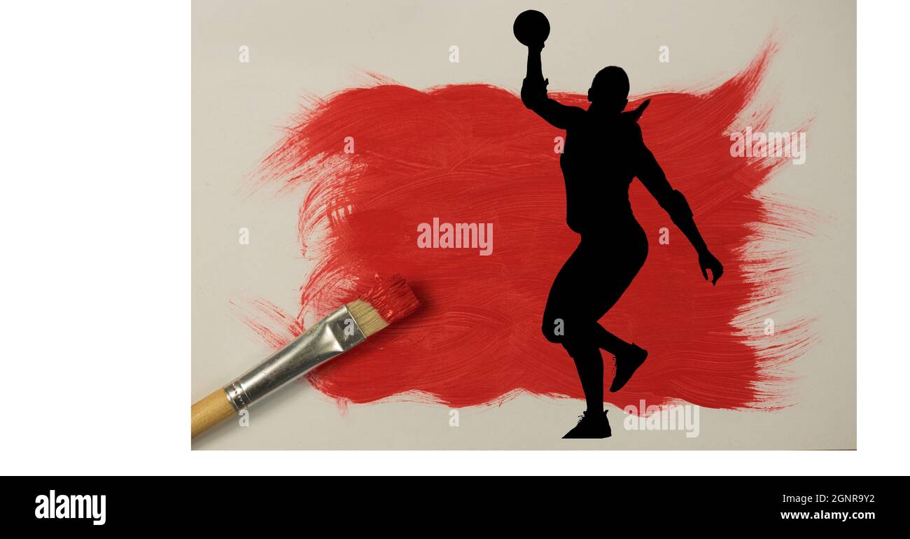 Silhouette del giocatore femminile di pallamano contro macchia di vernice rossa e pennello su sfondo bianco Foto Stock