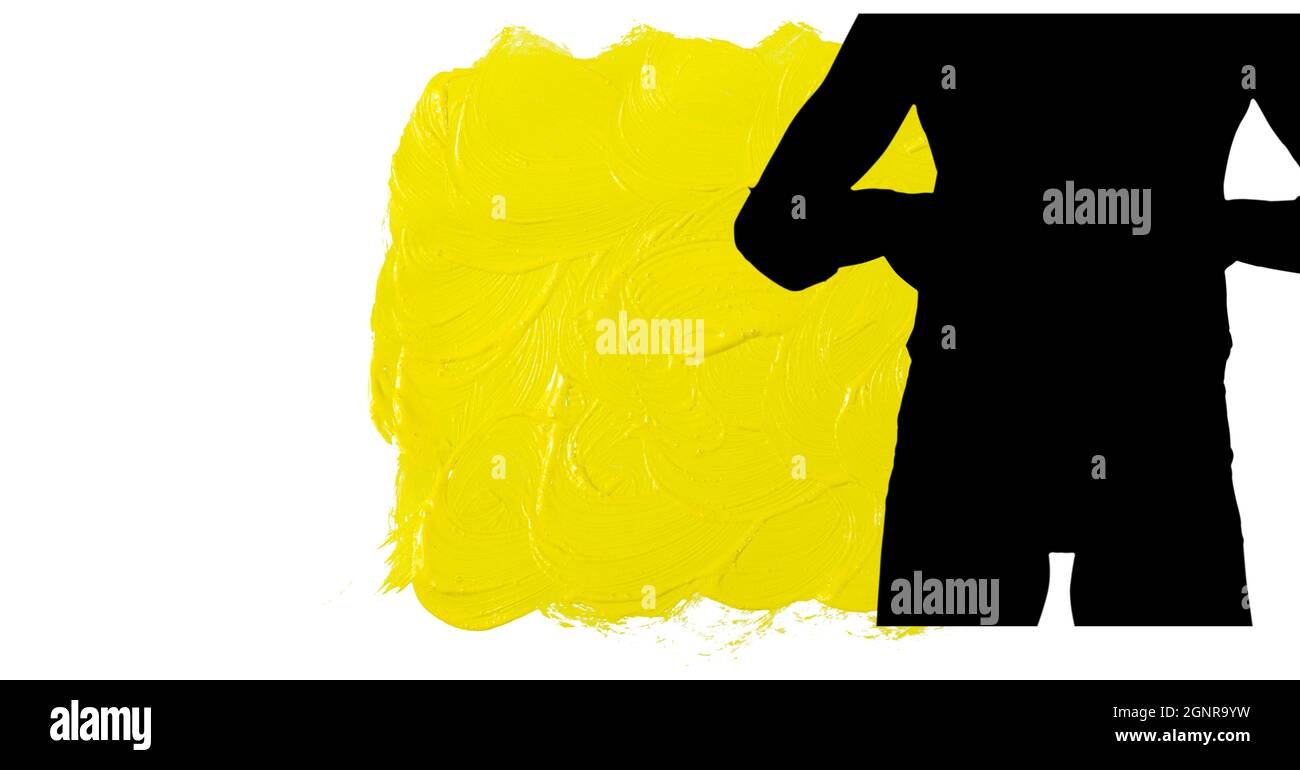 Sezione centrale della silhouette del giocatore di pallamano femminile contro pennelli gialli Foto Stock