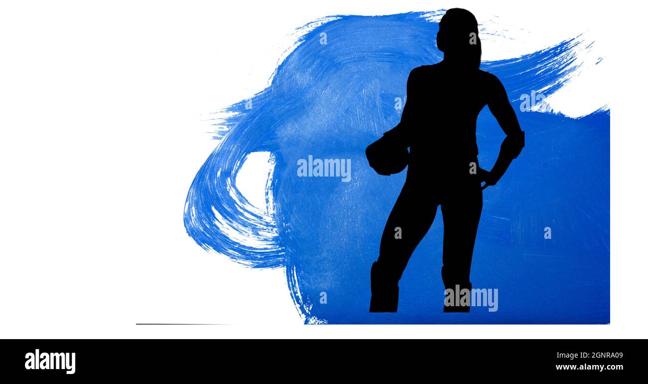 Silhouette del giocatore femminile di pallamano contro tratti di pennello blu su sfondo bianco Foto Stock