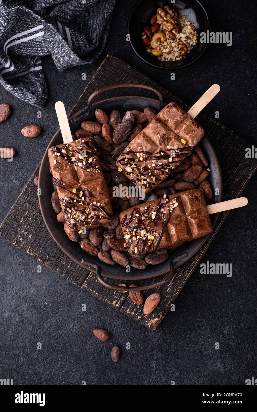 Gelato al cioccolato con noce Foto Stock