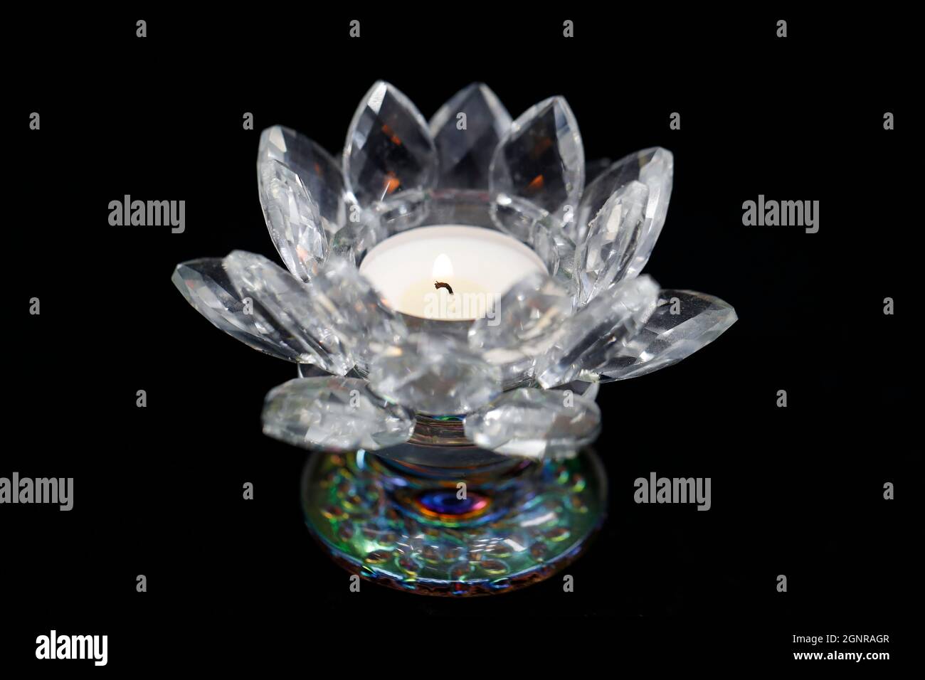 Cristallo vetro Lotus fiore candela tè Light Holder buddista Candlestick decor. Foto Stock