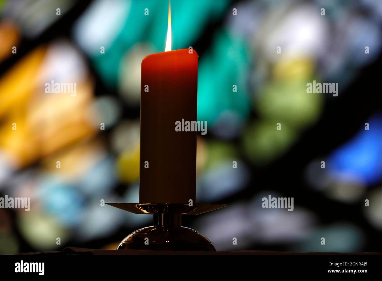 Notre Dame de Plaimpalais chiesa. Luce di candela contro una vetrata in una chiesa durante una celebrazione religiosa. Francia. Foto Stock