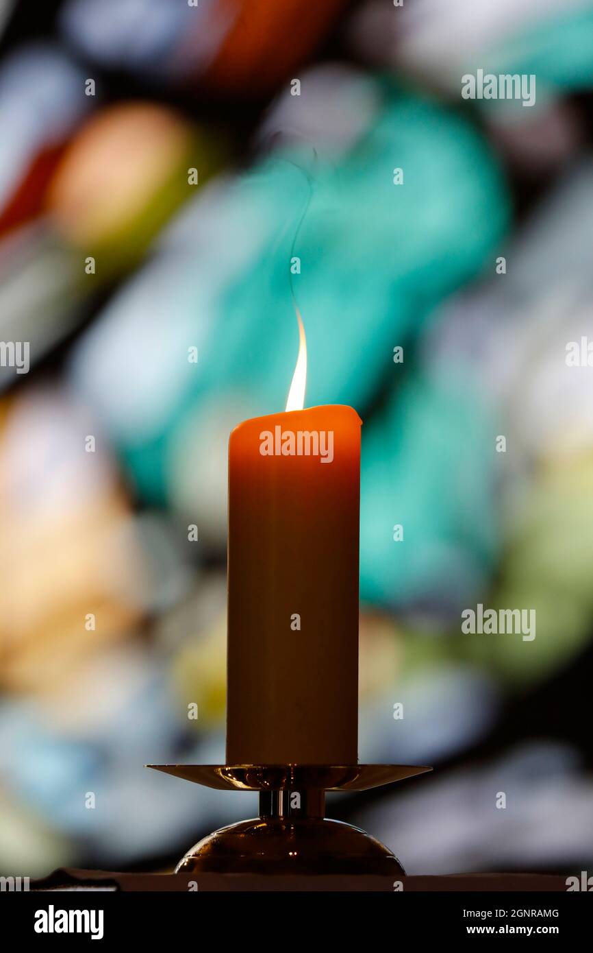 Notre Dame de Plaimpalais chiesa. Luce di candela contro una vetrata in una chiesa durante una celebrazione religiosa. Francia. Foto Stock
