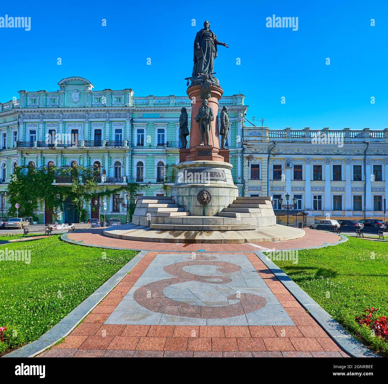 Il monumento ai fondatori di Odessa, sormontato con la statua di Caterina la Grande, situato in Piazza Ekaterinininskaya (Piazza di Caterina), con il monogramma e di Foto Stock