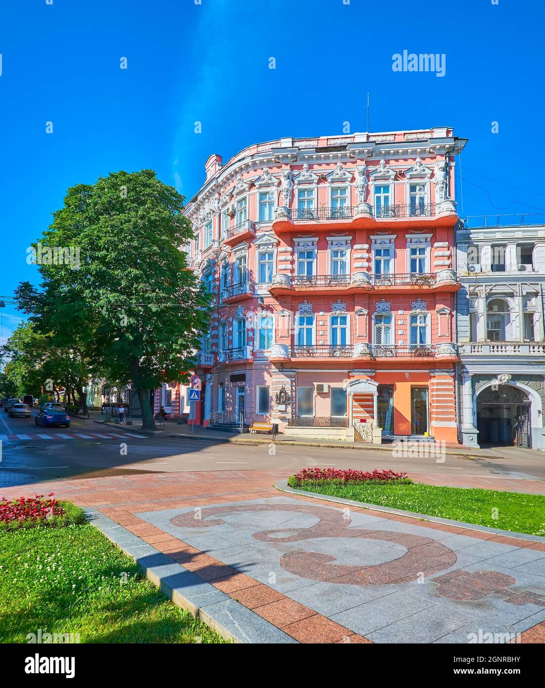 Il pavimento in Piazza Caterina è decorato con 'e' monogramma di Caterina II, casa storica di Alexandru Sturdza è visto sullo sfondo, Odessa, Ukr Foto Stock