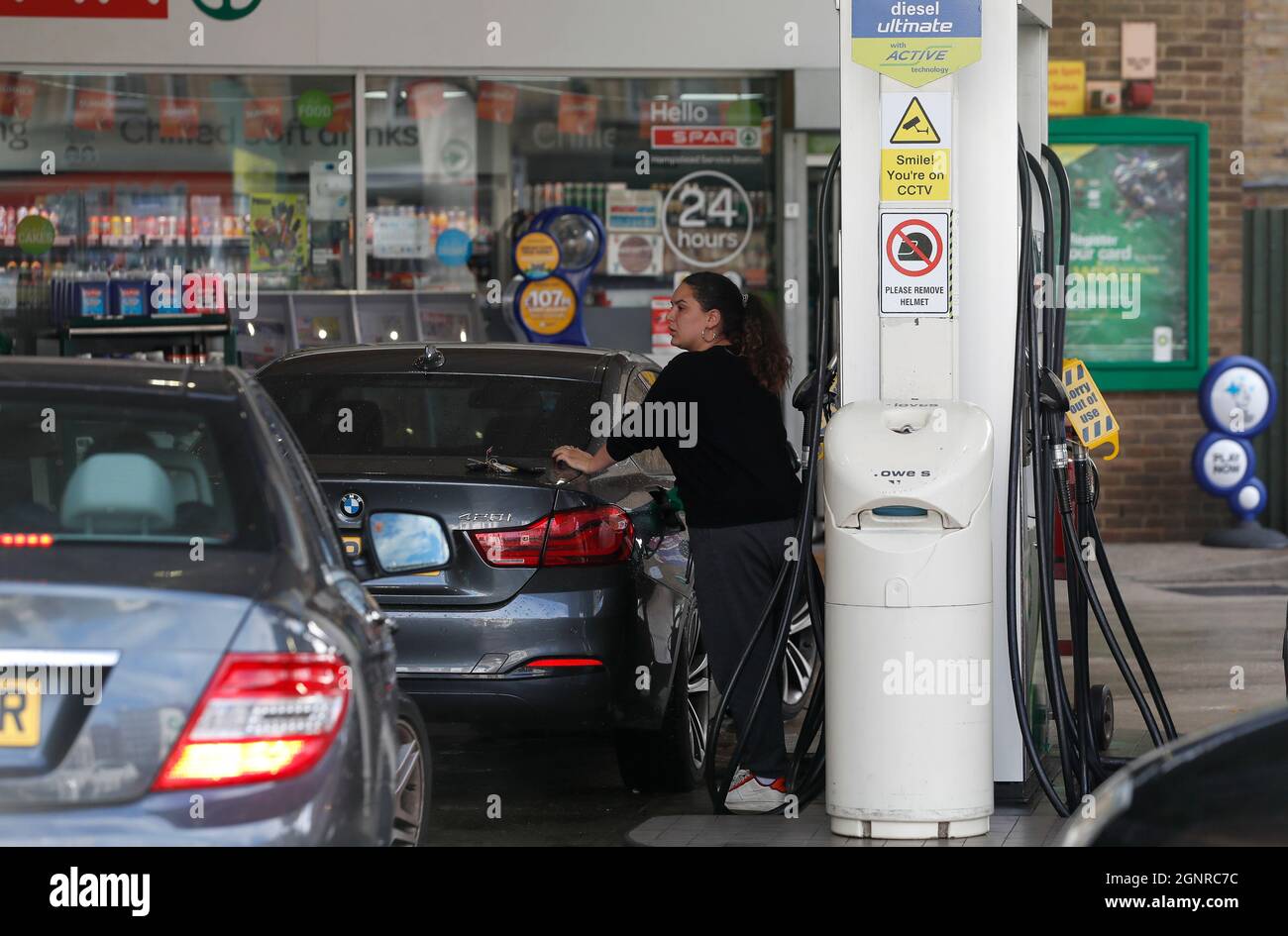 (210927) -- LONDRA, 27 settembre 2021 (Xinhua) -- Un autista rifa la sua auto in un distributore di benzina a Londra, in Gran Bretagna, il 27 settembre 2021. Secondo la BBC, la benzina Retailers Association nel Regno Unito ha avvertito che ben due terzi dei suoi membri di quasi 5,500 punti vendita indipendenti sono senza carburante, con il resto "in parte asciutto e in via di uscita presto". (Xinhua/Han Yan) Foto Stock