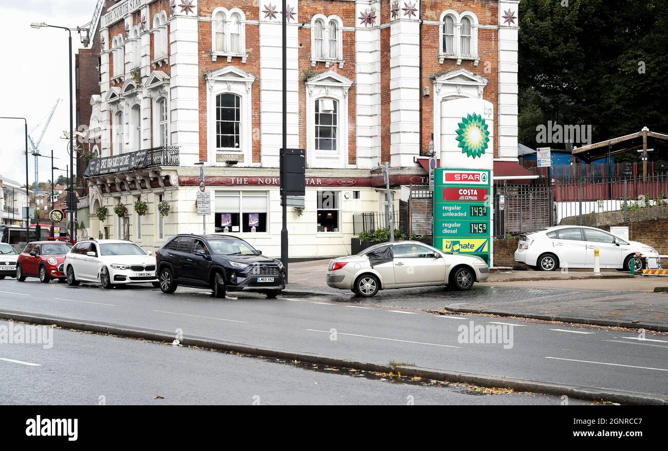 Londra, Gran Bretagna. 27 settembre 2021. I veicoli sono visti fuori da un distributore di benzina a Londra, in Gran Bretagna, il 27 settembre 2021. Secondo la BBC, la benzina Retailers Association nel Regno Unito ha avvertito che ben due terzi dei suoi membri di quasi 5,500 punti vendita indipendenti sono senza carburante, con il resto "in parte asciutto e in via di uscita presto". Credit: Han Yan/Xinhua/Alamy Live News Foto Stock