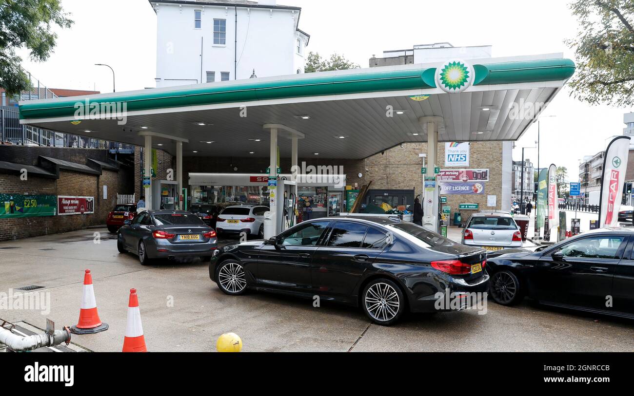 Londra, Gran Bretagna. 27 settembre 2021. I veicoli sono visti presso un distributore di benzina a Londra, in Gran Bretagna, il 27 settembre 2021. Secondo la BBC, la benzina Retailers Association nel Regno Unito ha avvertito che ben due terzi dei suoi membri di quasi 5,500 punti vendita indipendenti sono senza carburante, con il resto "in parte asciutto e in via di uscita presto". Credit: Han Yan/Xinhua/Alamy Live News Foto Stock