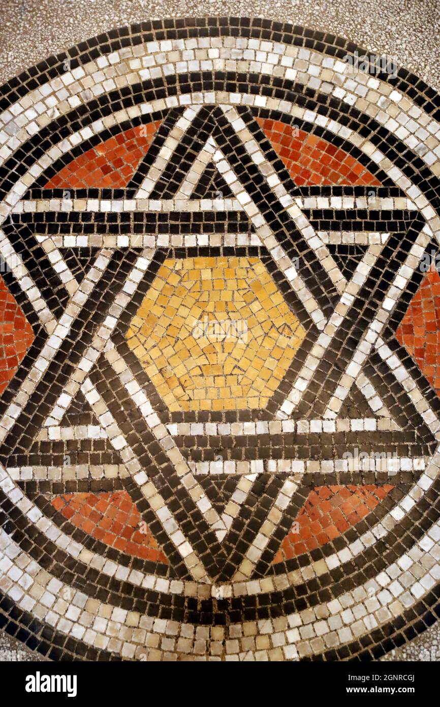 Interno della sinagoga. Mosaico. Stella di David. Simbolo ebraico. Trieste.  Italia Foto stock - Alamy