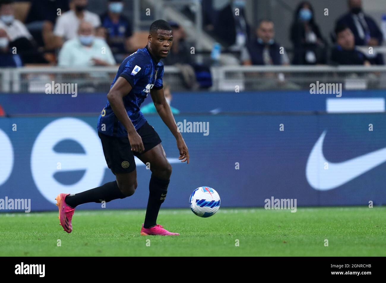 Denzel Dumfries del FC Internazionale controlla la palla durante la Serie A partita tra FC Internazionale e Atalanta BC allo Stadio Giuseppe Meazza . Foto Stock