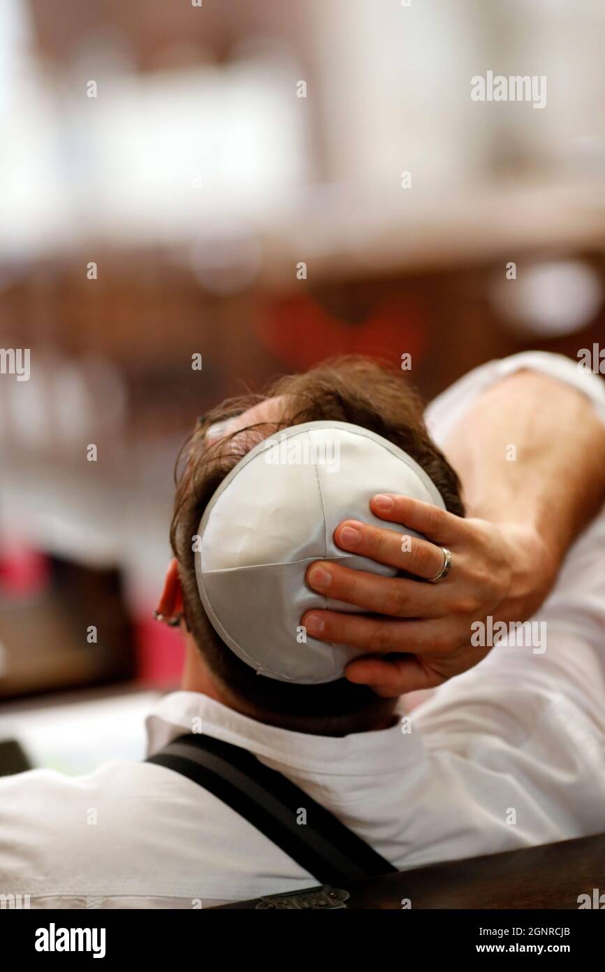 Uomo ebreo che indossa un kippa in una sinagoga. Trieste. Italia. Foto Stock