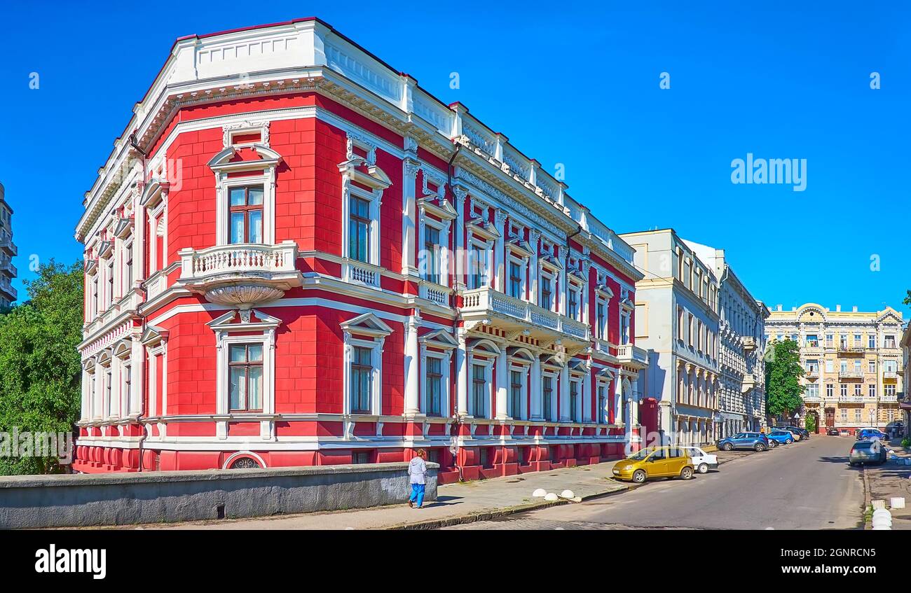L'insieme architettonico di Sabaneev più strada con una vista di rosso brillante Pommer's angolo palazzo, Odessa, Ucraina Foto Stock