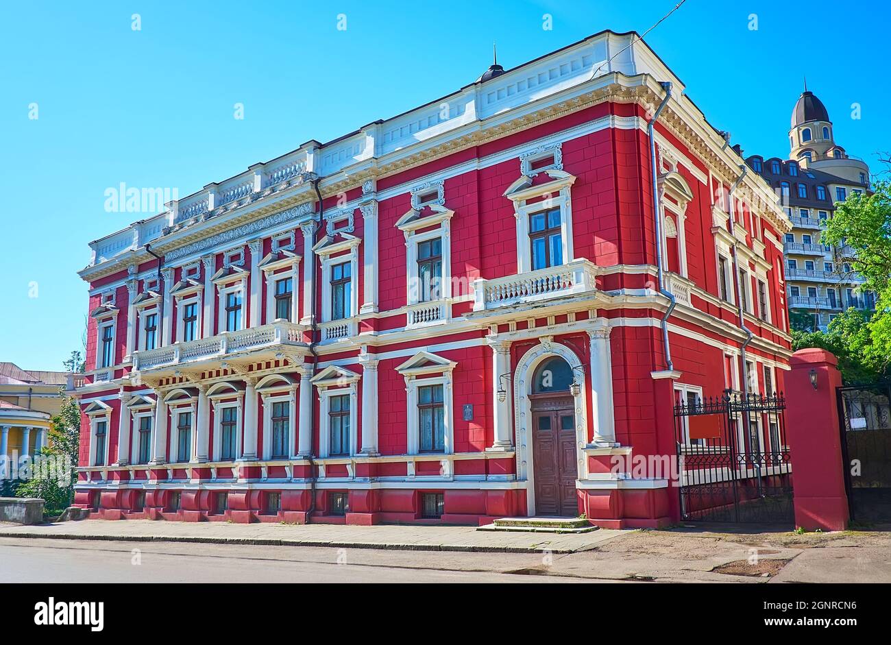 L'edificio rosso luminoso di palazzo storico di Andrey Pommer, situato nella via più Sabaneev, Odessa, Ucraina Foto Stock