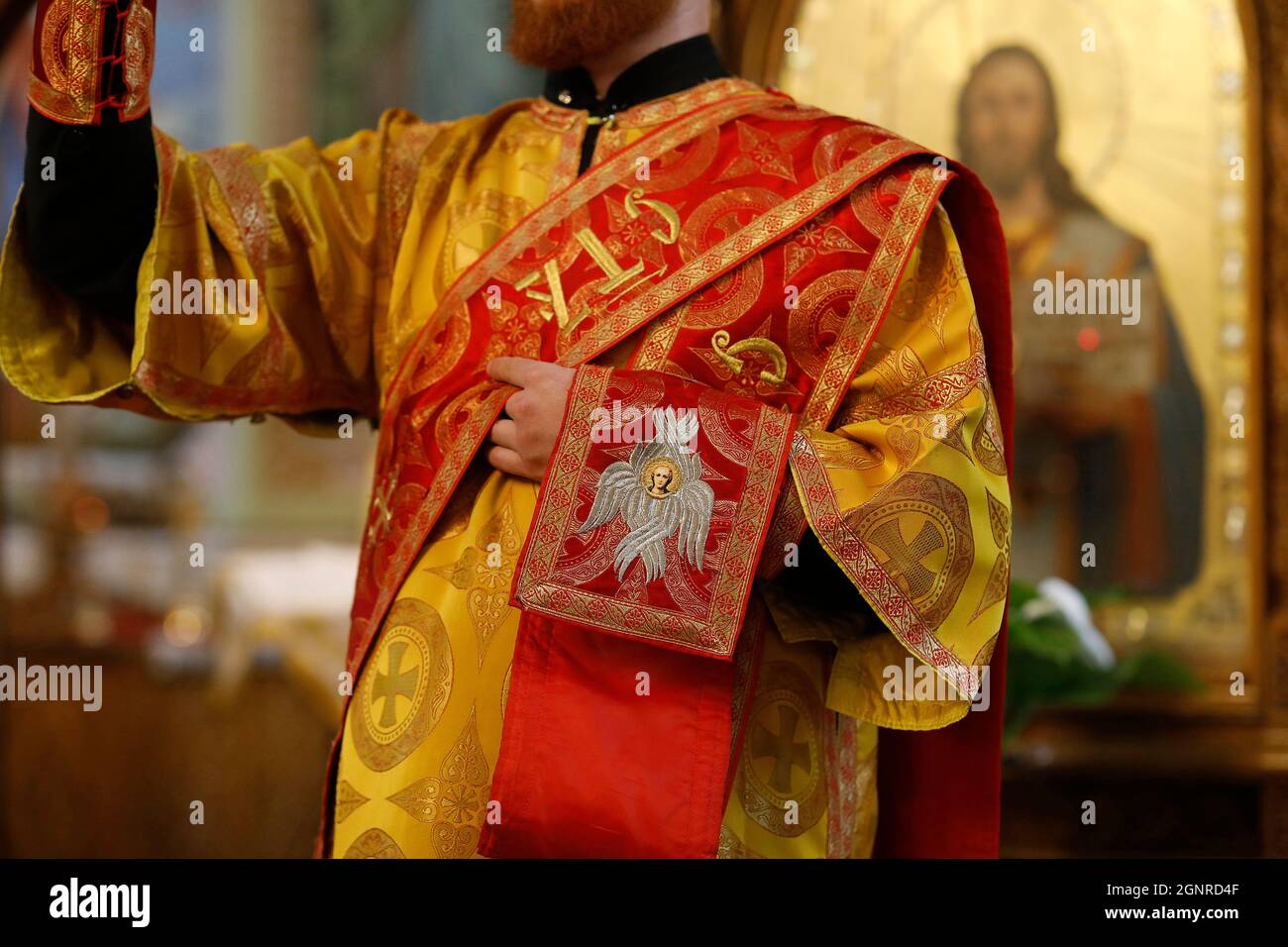 Messa ortodossa nella chiesa di Trasfigurazione, Chisinau, Moldavia. Diacono Foto Stock