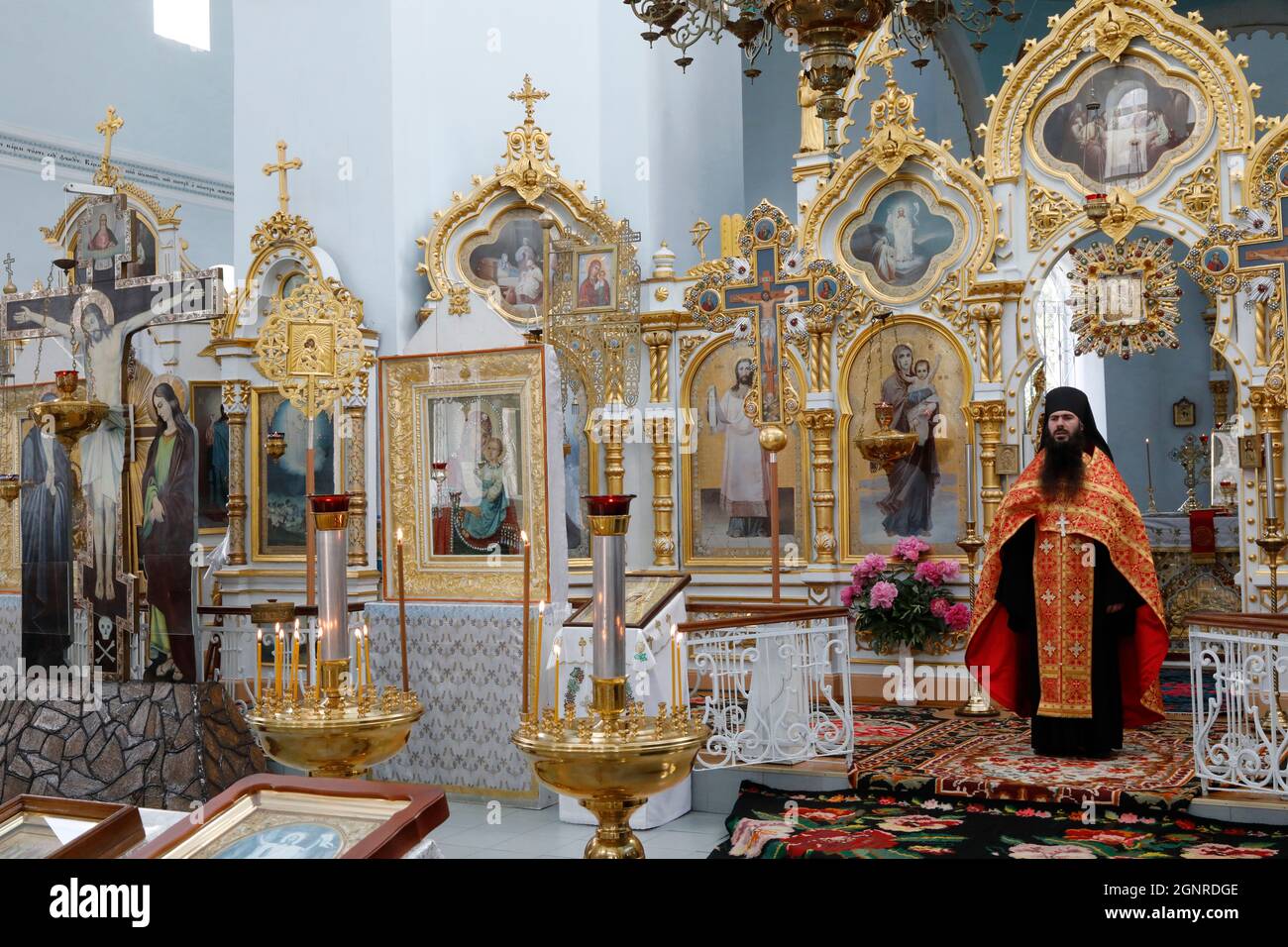 Il sacerdote festeggia nel monastero ortodosso della Japca, in Moldavia Foto Stock