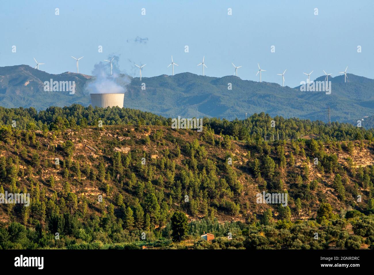 Energia verde vs energia nucleare. Asco Nueclear centrale e mulini a vento nelle montagne vicine Tarragona Catalogna Spagna mulini a vento, enery electrici Foto Stock