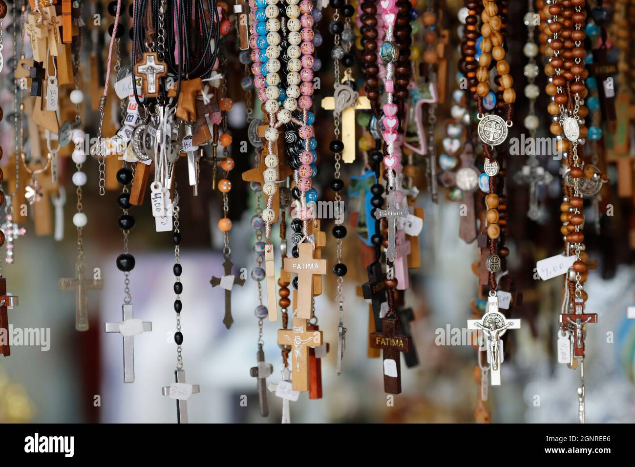 Santuario di Fatima. Negozio di souvenir con perle di rosario e medaglie religiose. Portogallo. Foto Stock