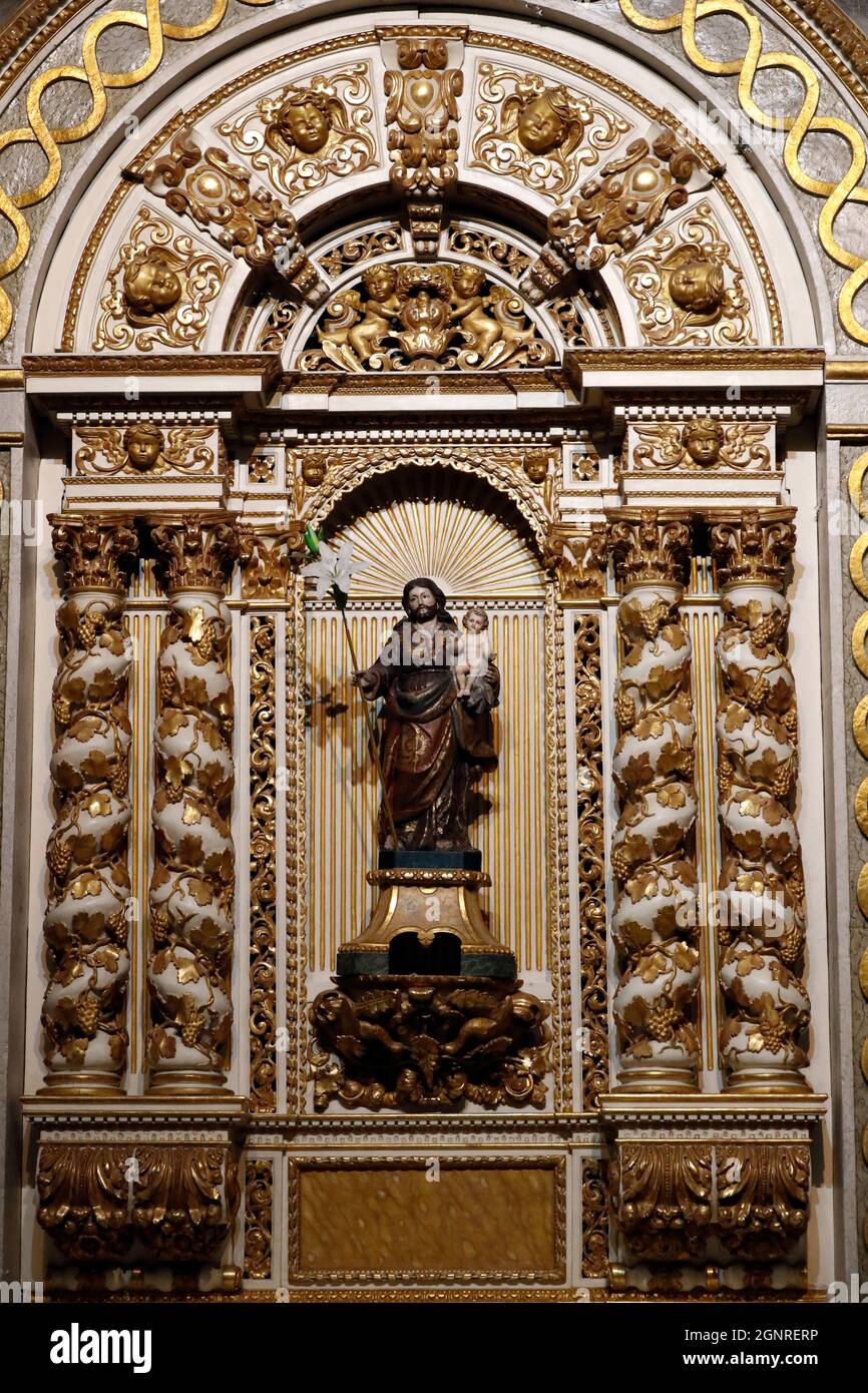 Chiesa di nostra Signora di Nazare (Largo Nossa Senhora da Nazare). San Giuseppe con Gesù Bambino. Portogallo. Foto Stock