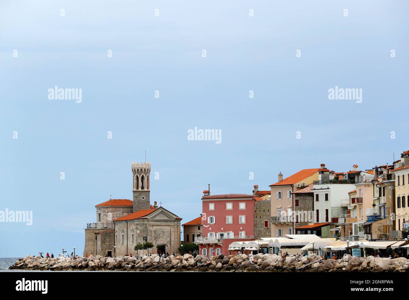 Chiesa di San Clemente ed edifici. Pirano. Slovenia. Foto Stock